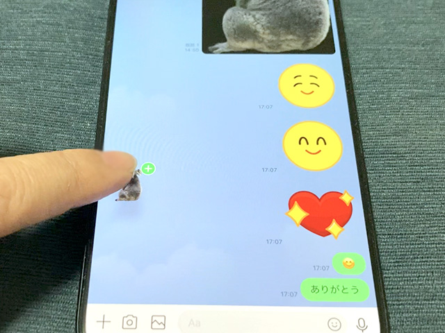 LINEのトーク画面でステッカーを上へドラッグして+ボタンが出現したら指を離す