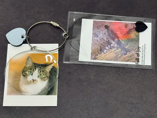 セブンの分割プリントとキャンドゥのカード&缶バッジホルダー