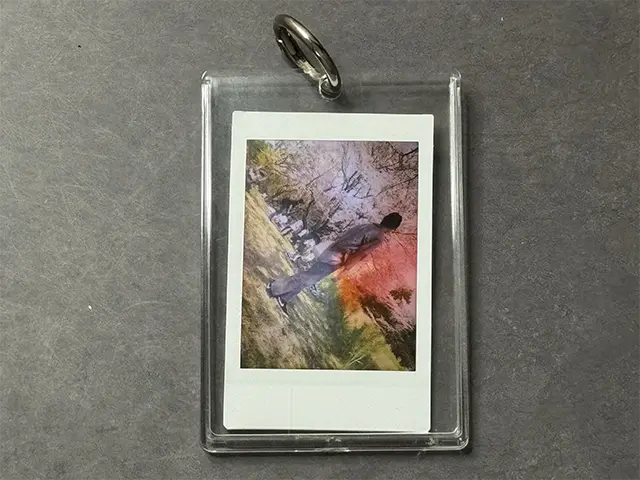 チェキを入れたダイソーのPhoto Key Ring フォトキーホルダー（スライド式）