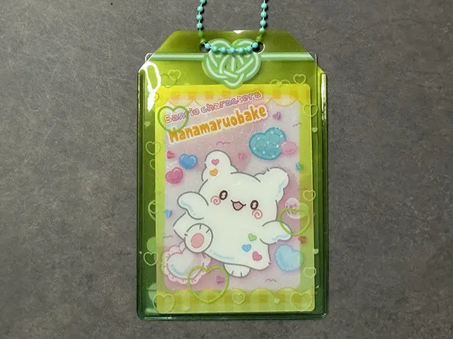 トレカを入れたキャンドゥのお守り風トレカケース